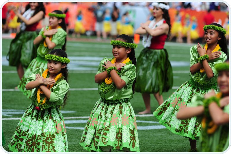 Keiki hula dancers performing